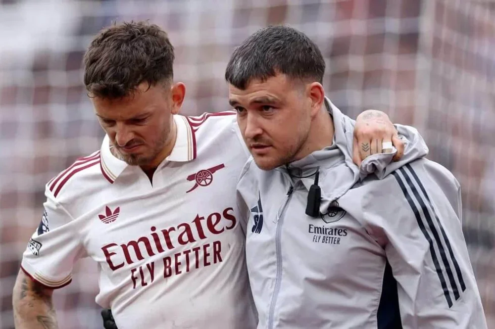 Ben White of Arsenal leaves the pitch after picking up an injury