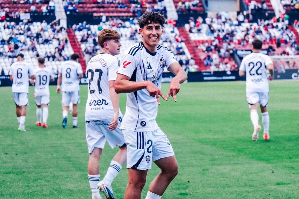 Capi celebra su primer gol.